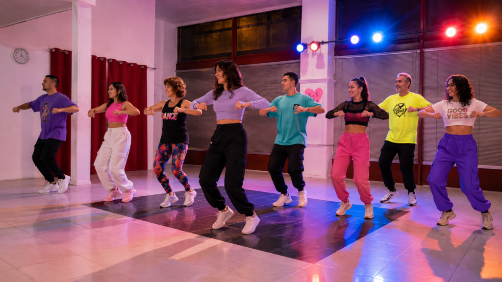 Grupo de alumnos bailando K-Pop en la academia Kizz and Beat